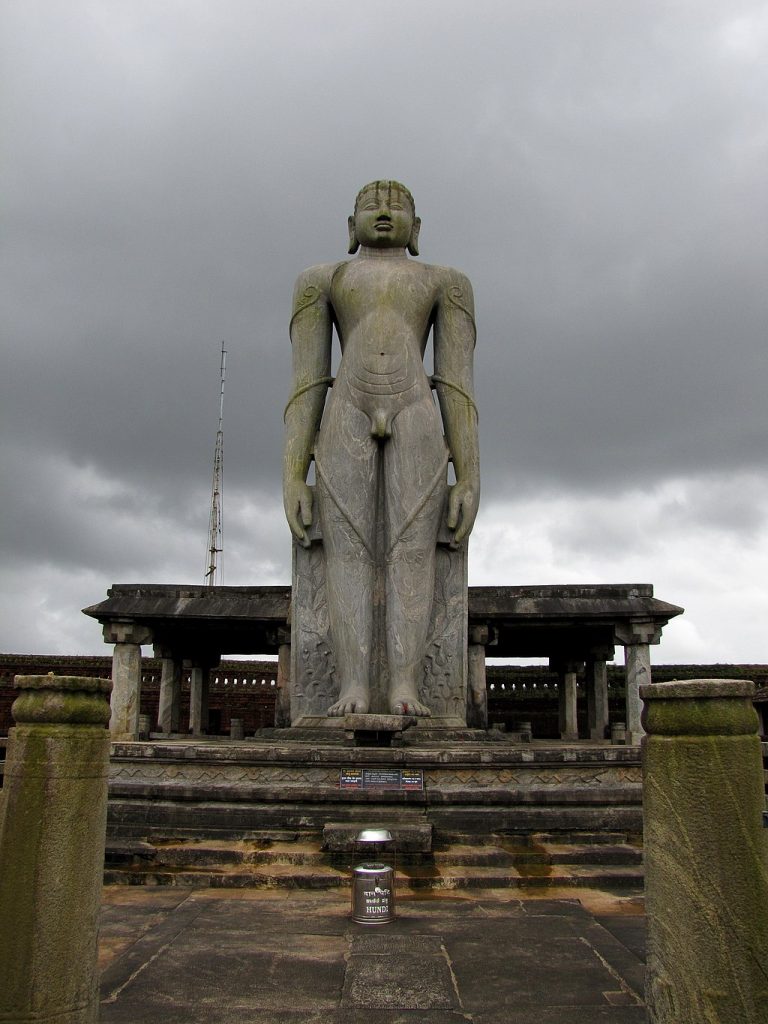Foto: Gommateshwara statue. Source: Wikitravel. File: Gomateshwara Statue, Karkala.jpg - Wikimedia Commons. Keine Änderungen vorgenommen. Autor: Vaikoovery